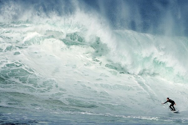 L uomo sul surf punisce l onda