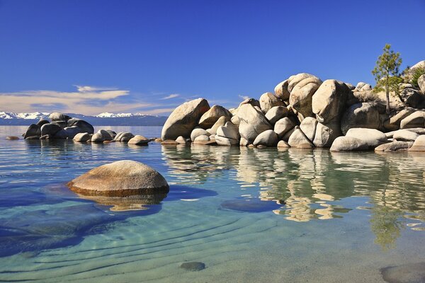 Красивый пейзаж с камнями на озере тахо