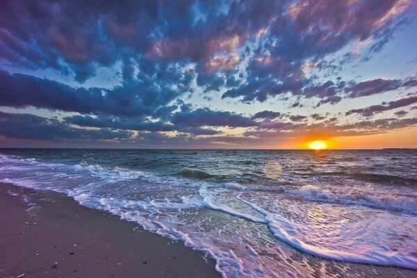 Côte de mer sur fond de coucher de soleil