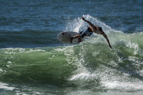 Alquiler de tablas de surf, estar en la ola