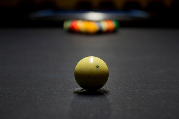 Boule de billard sur la table au premier plan