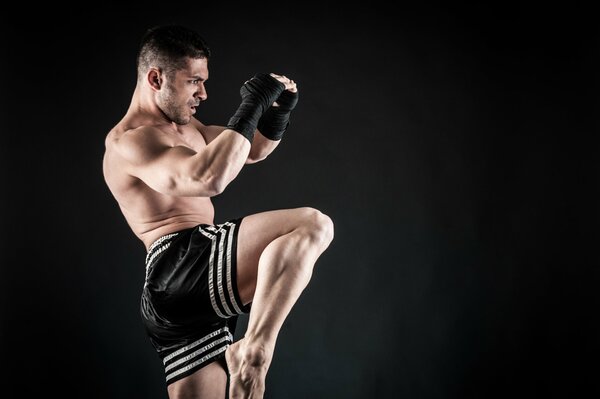 Ein Mann mit Handschuhen im Kickbox-Unterricht