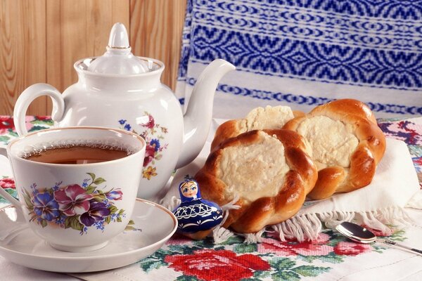 Photo de thé dans une théière et une tasse, ainsi que du fromage Cottage avec du fromage Cottage