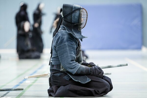 Luchador de kendo en uniforme smney descansa