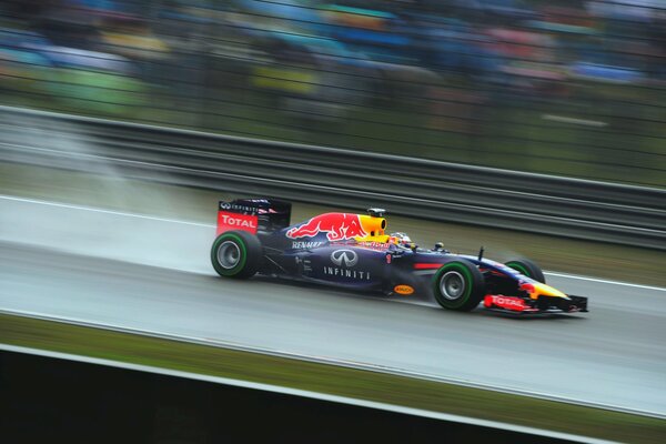 Rennwagen in Bewegung auf dem Ring