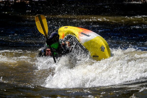 Kayak rafting trascorri del tempo nello sport e con beneficio