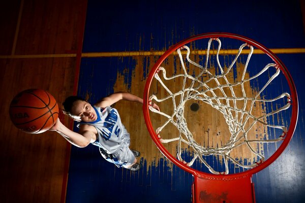 Jugador de baloncesto lanza una pelota en el anillo vista desde arriba