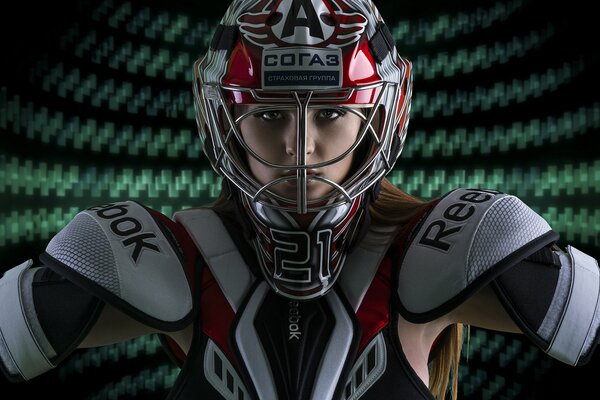 Ragazza in uniforme sportiva del giocatore di hockey