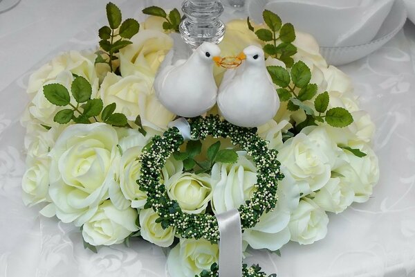 Couronne de mariage avec des pigeons et des anneaux