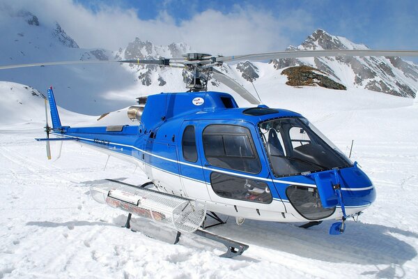 Elicottero di salvataggio nelle montagne innevate