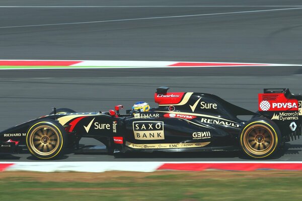 Coche de carreras con ruedas de oro