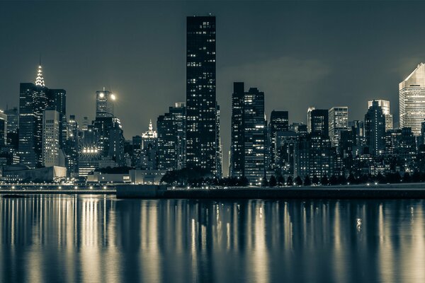 Réflexion de la ville de nuit dans l eau