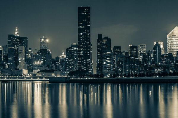 Отражение ночного города в воде