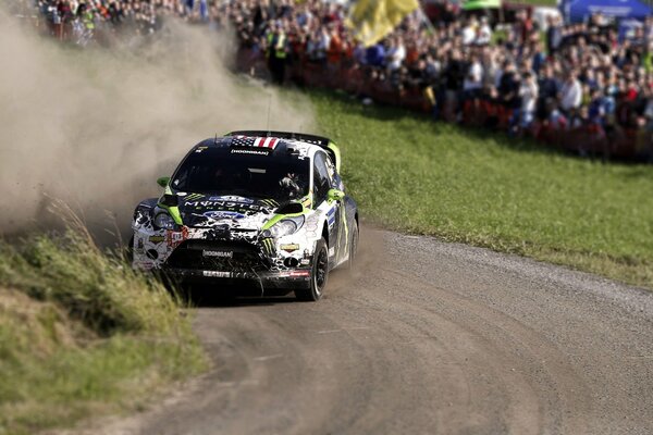 Sportlicher Ford bei der Rallye wirft Staub auf