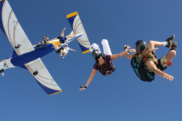 Fallschirmspringer. Sprung aus dem Flugzeug. Flug