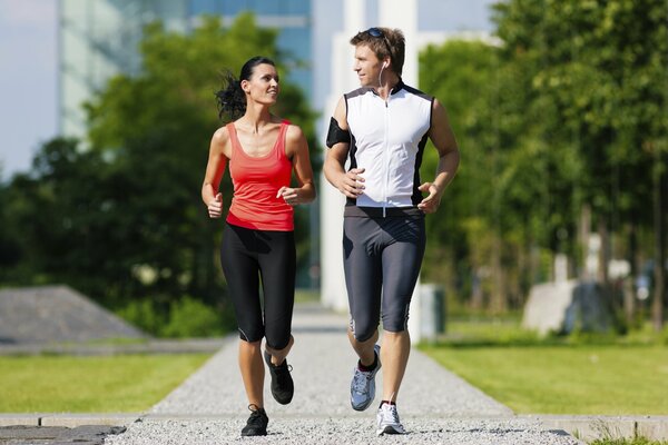 Uomo e donna che corrono insieme