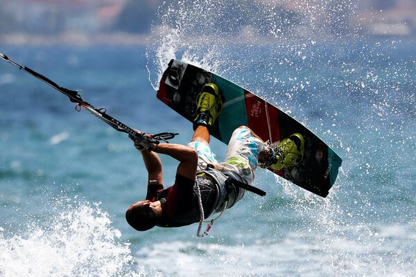 Homme sur une planche de surf en mouvement