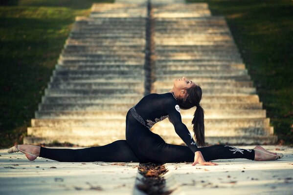 Chica en traje negro en la cuerda