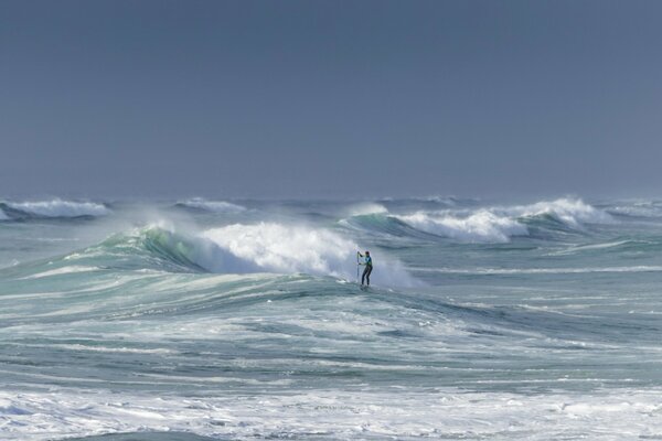 El hombre monta las olas del mar