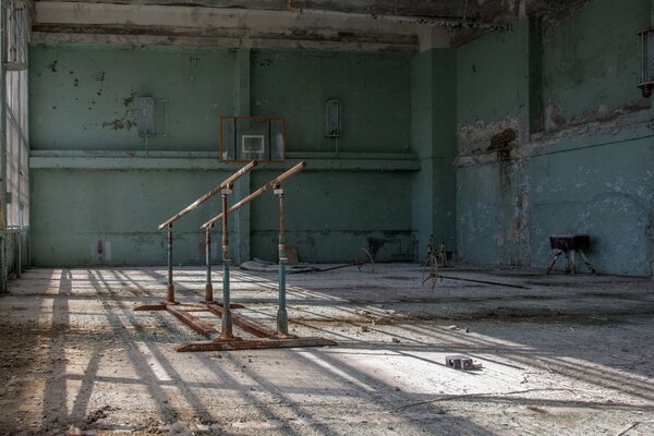 Photo de salle de gym abandonnée de barres horizontales. Barres horizontales photos dans la salle de gym