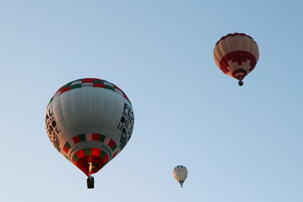 Bunte Luftballons am Himmel