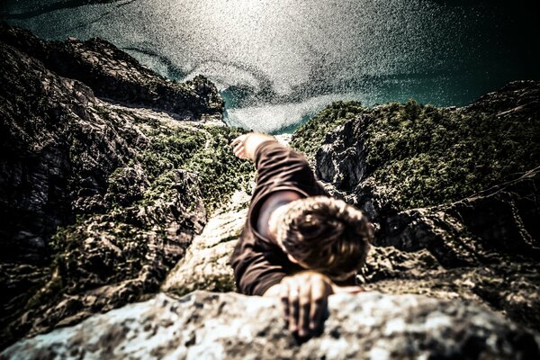 Extreme Fotoansicht von oben. Ein Foto des Fotografen auf einem Felsen erfassen