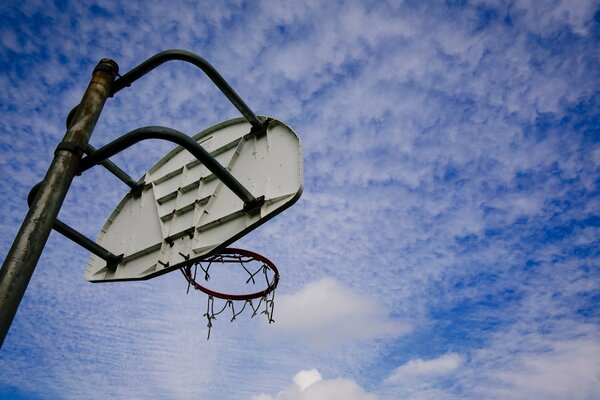 Basketball-ringauf weißem Wolken-Hintergrund