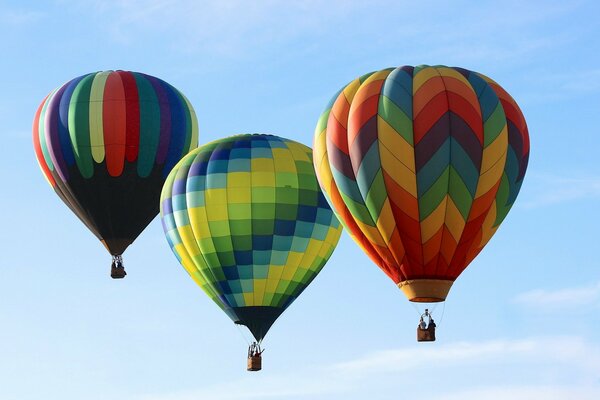 Ballons multicolores dans le ciel