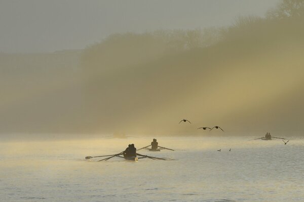 Bateaux avec des gens le matin sur la rivière