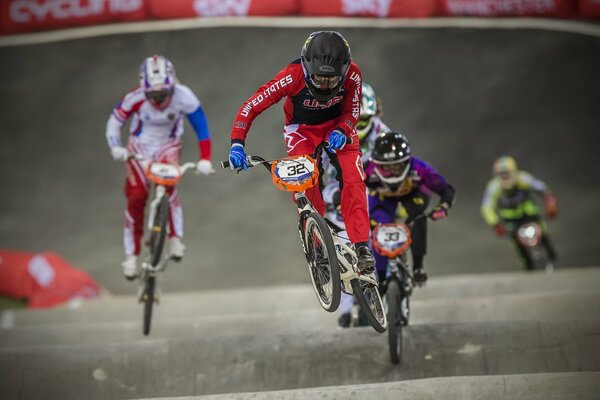 Deporte de carreras de motos. Vuelo en bicicleta. Carrera ciclista atletas en bicicleta