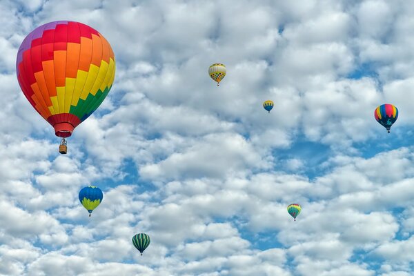 Ballons lumineux dans les nuages épais