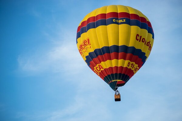 Mehrfarbiger Ballon am Himmel