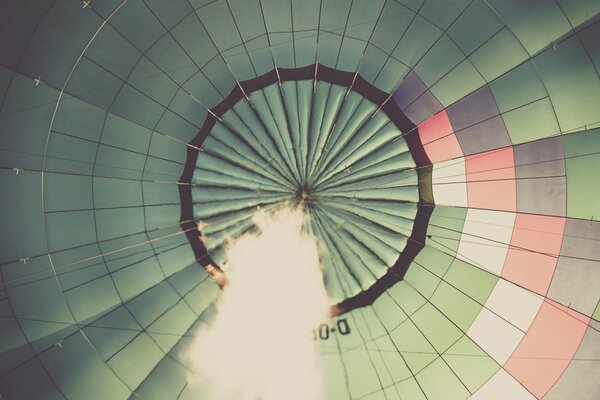 Фото горелки воздушного шара. Полет на воздушном шаре. Профессиональное фото фотографа и воздушного шара. Зелёный шар в воздухе