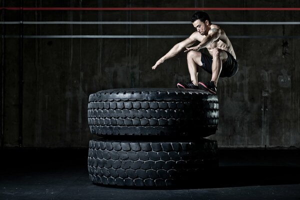 Crossfit mężczyzna trenuje w pomieszczeniu