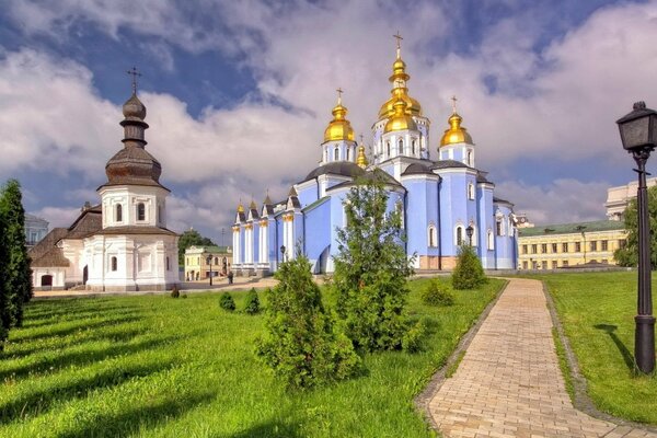 Церковь в день праздника пасхи