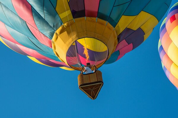 El globo vuela en el cielo