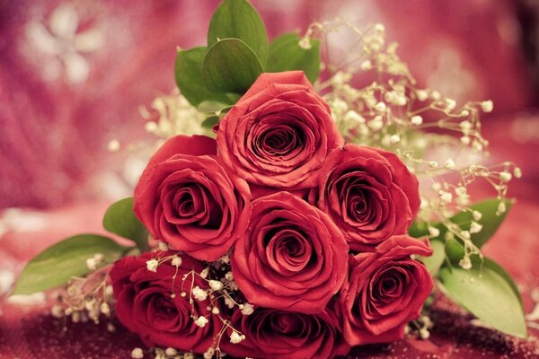 Красивый букет из красных роз