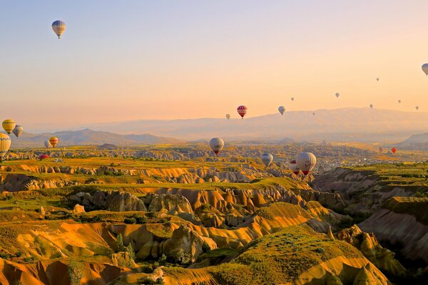 Globo en el cielo sobre las montañas