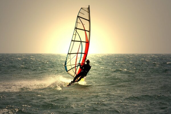 Windsurfing samotny żagiel z człowiekiem