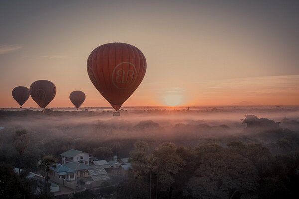 Balony lecą o zachodzie słońca