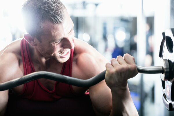 Homme pompé dans la salle de gym