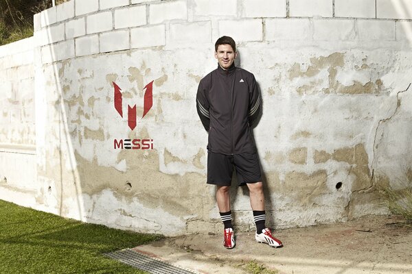 Le footballeur Lionel Messi près du mur