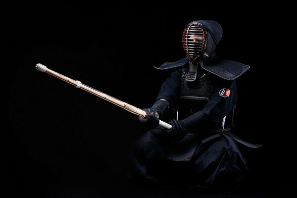 Il combattente di Kendo in uniforme nera è pronto ad affrontare l avversario