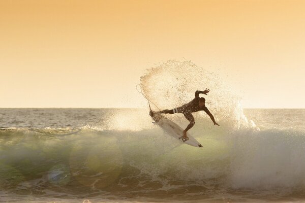 Surfista conquista l onda del mare