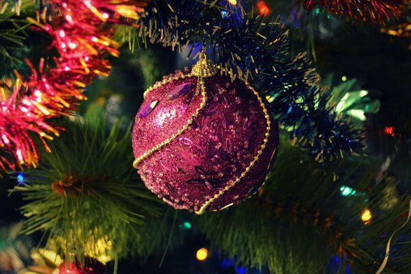 Juguete de Navidad brillante en el árbol de Navidad