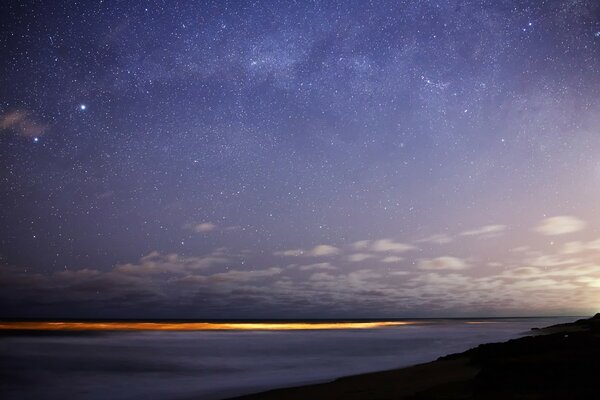 Cielo estrellado al borde del horizonte