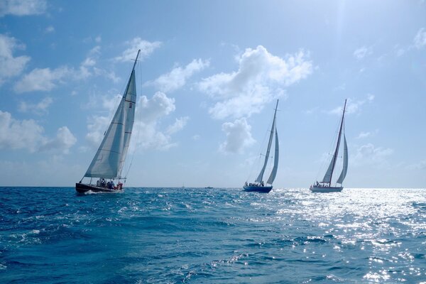 Eine Yacht auf dem ruhigen Meer