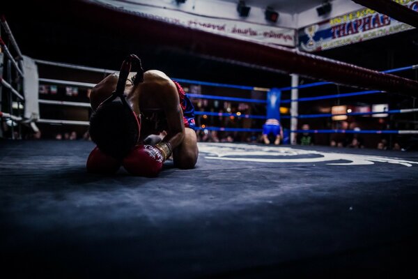 Uomo nel ring di combattimento prima della lotta