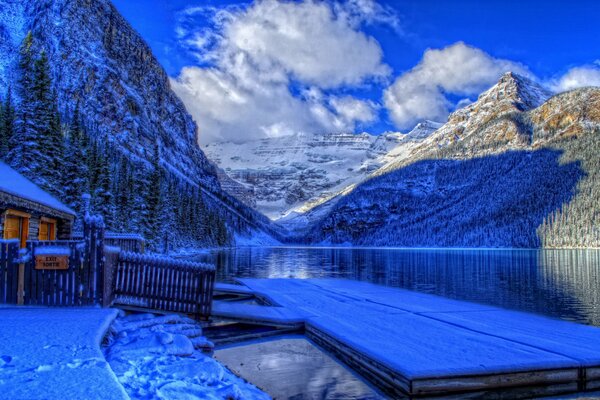 Montañas cubiertas de nieve. Parque nacional de Canadá