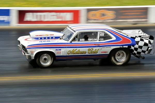 Imagen de un coche de carreras durante la competencia